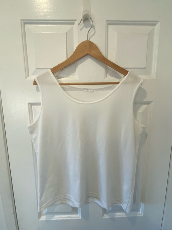 Tops - FREE WITH PURCHASE Classic White Scoop Neck Tank Top